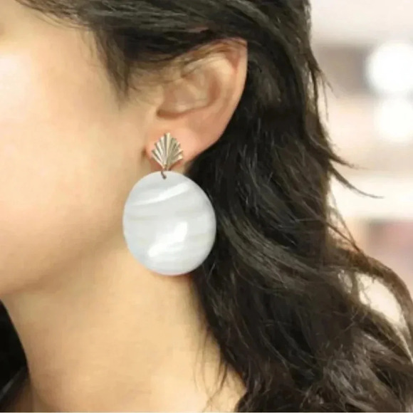 NWT 2.5” PORCELAIN WHITE LUCITE DISC GOLD SEASHELL DANGLE EARRINGS - Picture 5 of 5